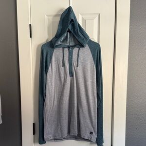 Men’s size Large Oakley brand long sleeved hooded t-shirt.